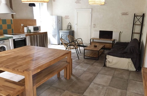Nerac House | Inviting Cottage with Pool for 6-8 Guests in Nérac