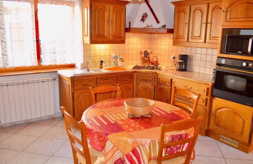 Condes House | Guest Rated 10/10: Lake View Gîte with Pet-Friendly Amenities