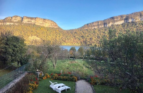 Condes House | Guest Rated 10/10: Lake View Gîte with Pet-Friendly Amenities