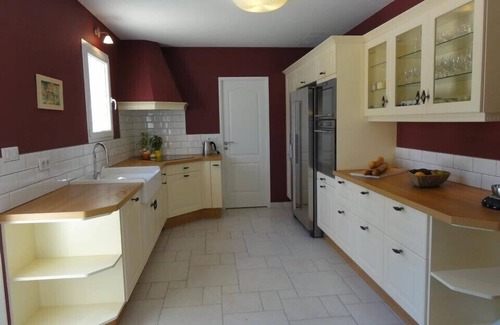 Saint-Didier Villa | Tranquil Villa with Pool in Saint-Didier - Guest Rated 9.8