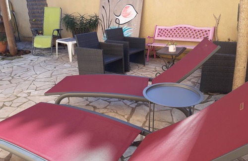 Sauvian House | Cozy 3-Star Hotel Steps from the Beach with Pool & Wi-Fi