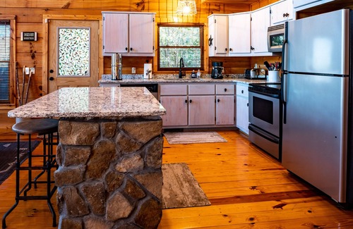 Topton Cabin | Cozy Cabin Retreat with Lake & Mountain Views, Rated 10/10