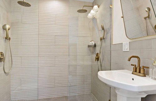 Ampere House | Modern Comfort with Ocean View & Spa Near EWR Airport