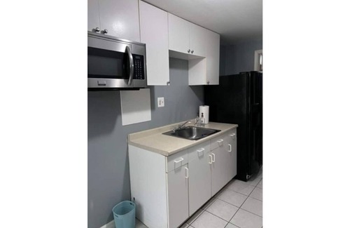 Herndon House | Prime 3-Story SF Home with Pool & Pet-Friendly Amenities