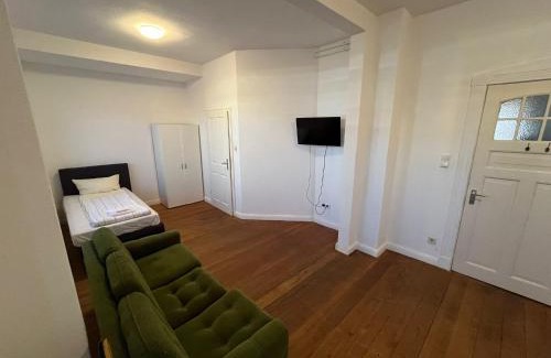 Itzehoe Apartment | Modern 3-Bedroom Apartment with Two Bathrooms & Kitchen