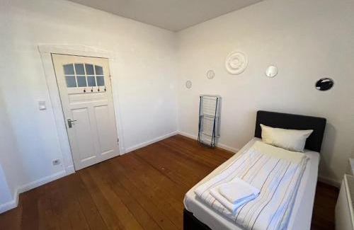 Itzehoe Apartment | Modern 3-Bedroom Apartment with Two Bathrooms & Kitchen