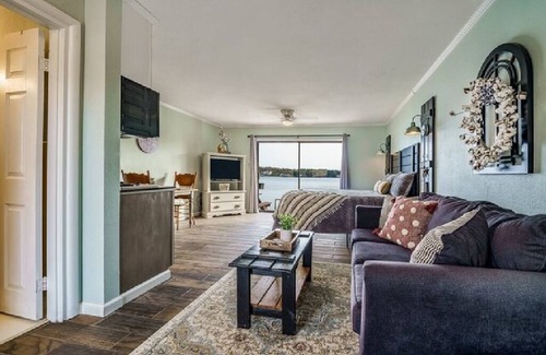 Lake Hamilton Hotel | Premier Stay at The Point - Family-Friendly King Room