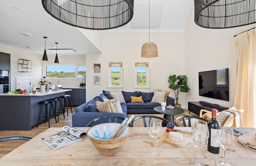 North Buckland House | Experience 3 The Vista: Ecohome with Hot Tub & Pool