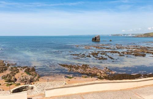 Burgh Island House | Pet-Friendly Escape at 3 Thurlestone Rock - Family Enjoyment!