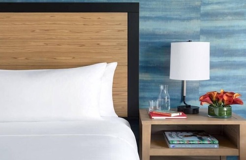 Fisherman's Wharf House | 3 x Deluxe Two Queens Mobility Accessible Room at Hotel Caza