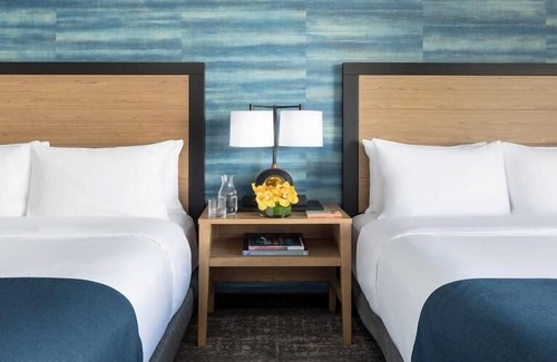 Fisherman's Wharf House | 3 x Deluxe Two Queens Mobility Accessible Room at Hotel Caza