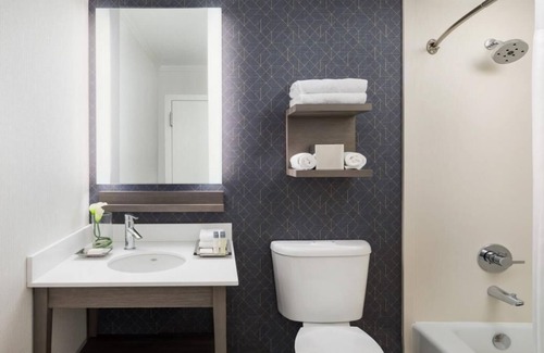 Fisherman's Wharf House | 3 x Deluxe Two Queens Mobility Accessible Room at Hotel Caza