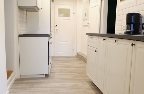 Tuebingen Apartment | Spacious 3-Room Apartment with Two Bathrooms at Marketplace