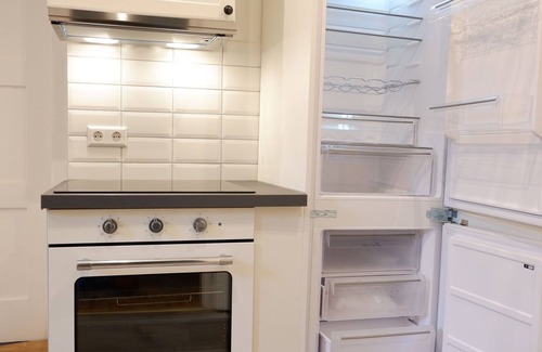Tuebingen Apartment | Spacious 3-Room Apartment with Two Bathrooms at Marketplace