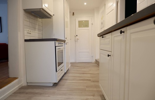 Tuebingen Apartment | Spacious 3-Room Apartment with Two Bathrooms at Marketplace