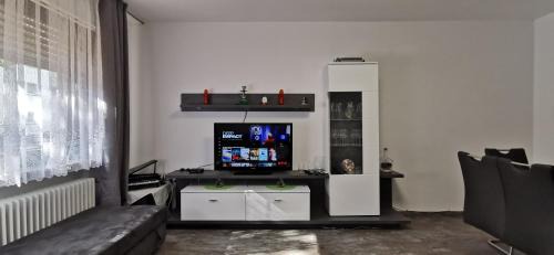Rhein-Erft-Kreis District Apartment | Comfortable 3-Room Apartment in Köln-Hürth with Breakfast