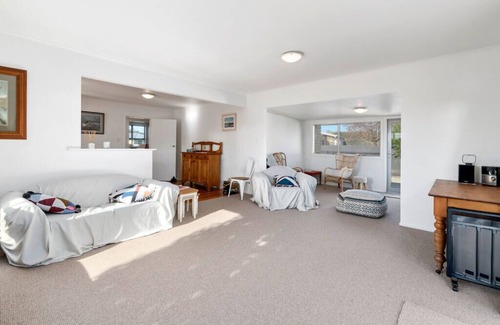 Martinborough Cottage | Top-Rated 30 Cologne - Family-Friendly Holiday Home in Martinborough
