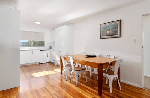 Martinborough Cottage | Top-Rated 30 Cologne - Family-Friendly Holiday Home in Martinborough
