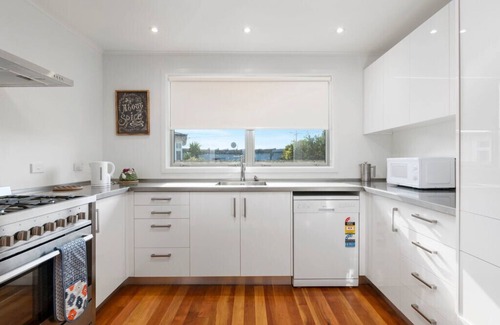 Martinborough Cottage | Top-Rated 30 Cologne - Family-Friendly Holiday Home in Martinborough