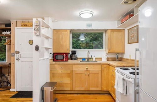 Fauntleroy Cottage | Discover a Cozy West Seattle Cottage for Your Urban Retreat