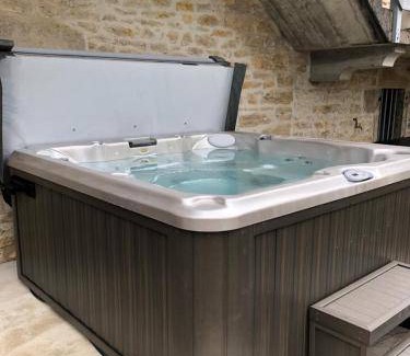 Saint-Germain-les-Arlay Bed & Breakfast | Cozy 2-Bedroom B&B with Spa and Family-Friendly Amenities
