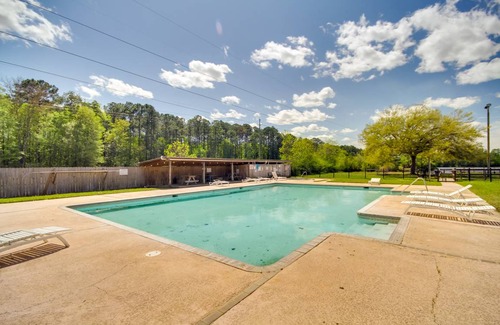 Biloxi Cottage | Cozy 30 m² Cottage with Pool and Lake Views for Four