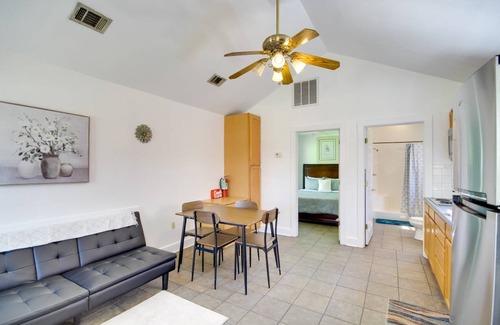 Biloxi Cottage | Cozy 30 m² Cottage with Pool and Lake Views for Four
