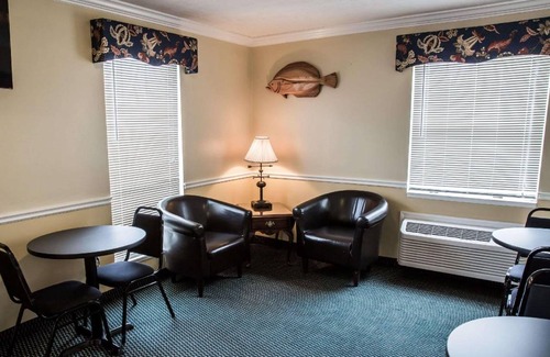 Morehead City Hotel | Cozy Retreat for 10 Guests with Kitchen & Breakfast