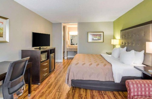 Roanoke Hotel | Cozy 4-Star Hotel with Pool and Breakfast for 10 Guests