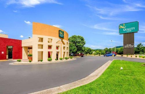 Roanoke Hotel | Cozy 4-Star Hotel with Pool and Breakfast for 10 Guests