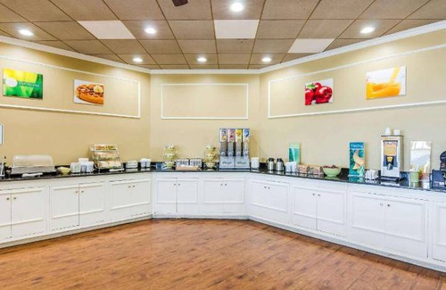 Roanoke Hotel | Cozy 4-Star Hotel with Pool and Breakfast for 10 Guests