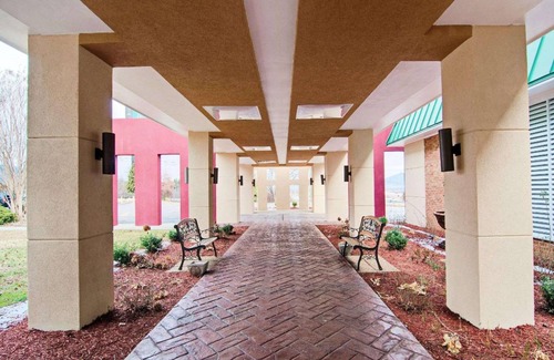 Roanoke Hotel | Cozy 4-Star Hotel with Pool and Breakfast for 10 Guests