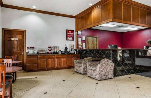 Enterprise Hotel | Pet-Friendly Hotel with Pool and Spa for 127 Guests