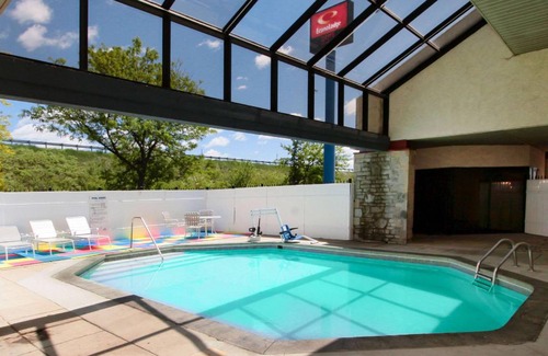 Holland Hotel | Cozy Hotel with Pool & Pet-Friendly Amenities for Guests