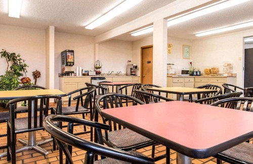 Holland Hotel | Cozy Hotel with Pool & Pet-Friendly Amenities for Guests