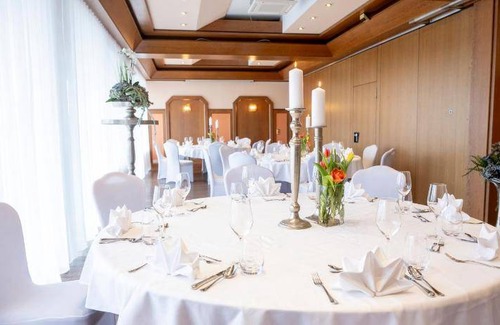 Petersberg Hotel | Cozy 30 m² Hotel for Up to 4 Guests with Restaurant & Pets