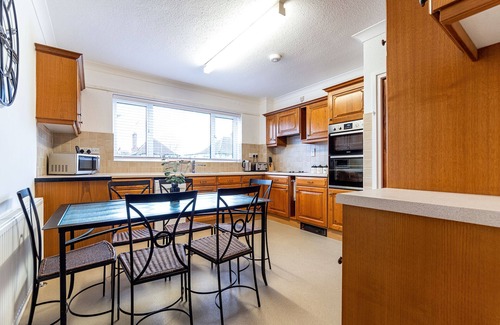 Peterborough House | Discover Thorpe Park: 3-Bedroom Maisonette with Hot Tub