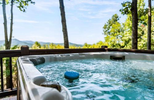 Foxfire Estates House | Unforgettable Views and Hot Tub Fun at Our 4-Star Hotel