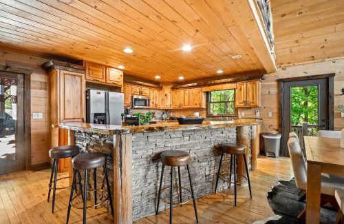 Foxfire Estates House | Unforgettable Views and Hot Tub Fun at Our 4-Star Hotel