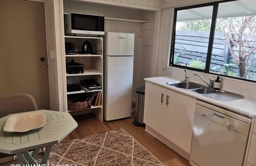 Snells Beach Apartment | Steps to the Beach: Pet-Friendly Hotel with Breakfast