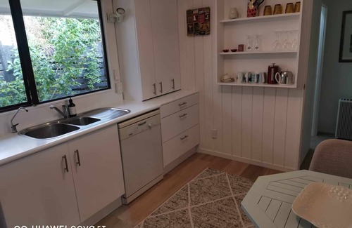 Snells Beach Apartment | Steps to the Beach: Pet-Friendly Hotel with Breakfast