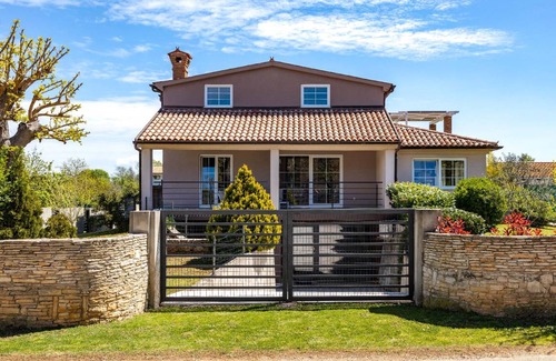 Liznjan House | Spacious 4-Bedroom Retreat with Private Pool for 12 Guests