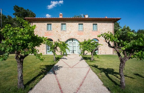 Montecchio Villa | Spacious Villa with Pool & Pet-Friendly Amenities for 11