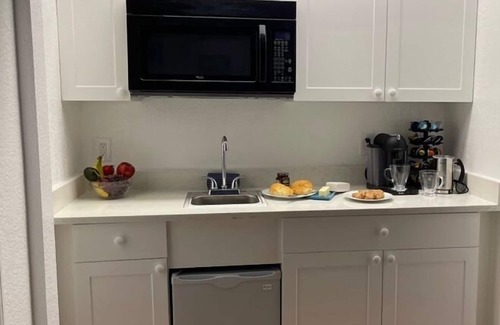 Vero Beach Apartment | Steps from the Beach with Free Bikes & Putting Greens