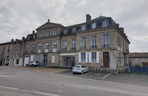 Chateauponsac House | Explore a Historic 300-Year-Old Chateau with Breakfast