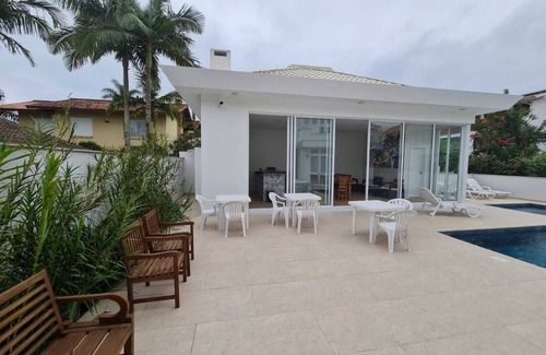 Jurere Internacional House | Prime Location Just 300m from the Beach with Private Pool
