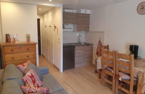 Mont-de-Lans Apartment | Convenient Stay with Balcony & Ski Locker in Les 2 Alpes