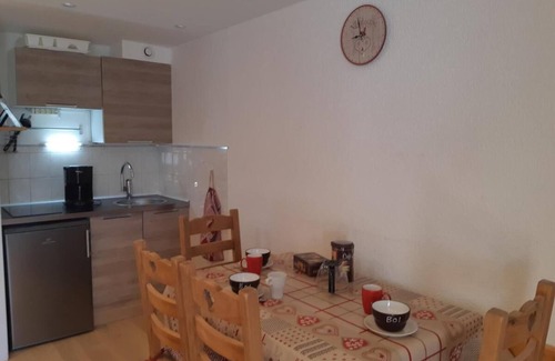 Mont-de-Lans Apartment | Convenient Stay with Balcony & Ski Locker in Les 2 Alpes