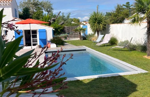 Noirmoutier-en-l'Ile Villa | Beautiful Beachside Villa with Pool and Garden Retreat