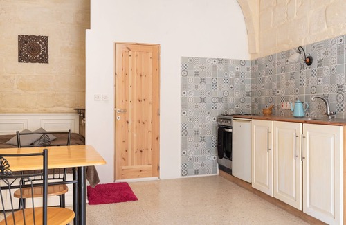 Xewkija Apartment | Historic Tiny Home: Family-Friendly Escape with Breakfast Included
